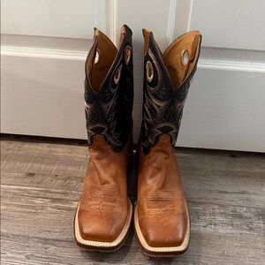 Justin Boots Tan and Black Cowboy Boots